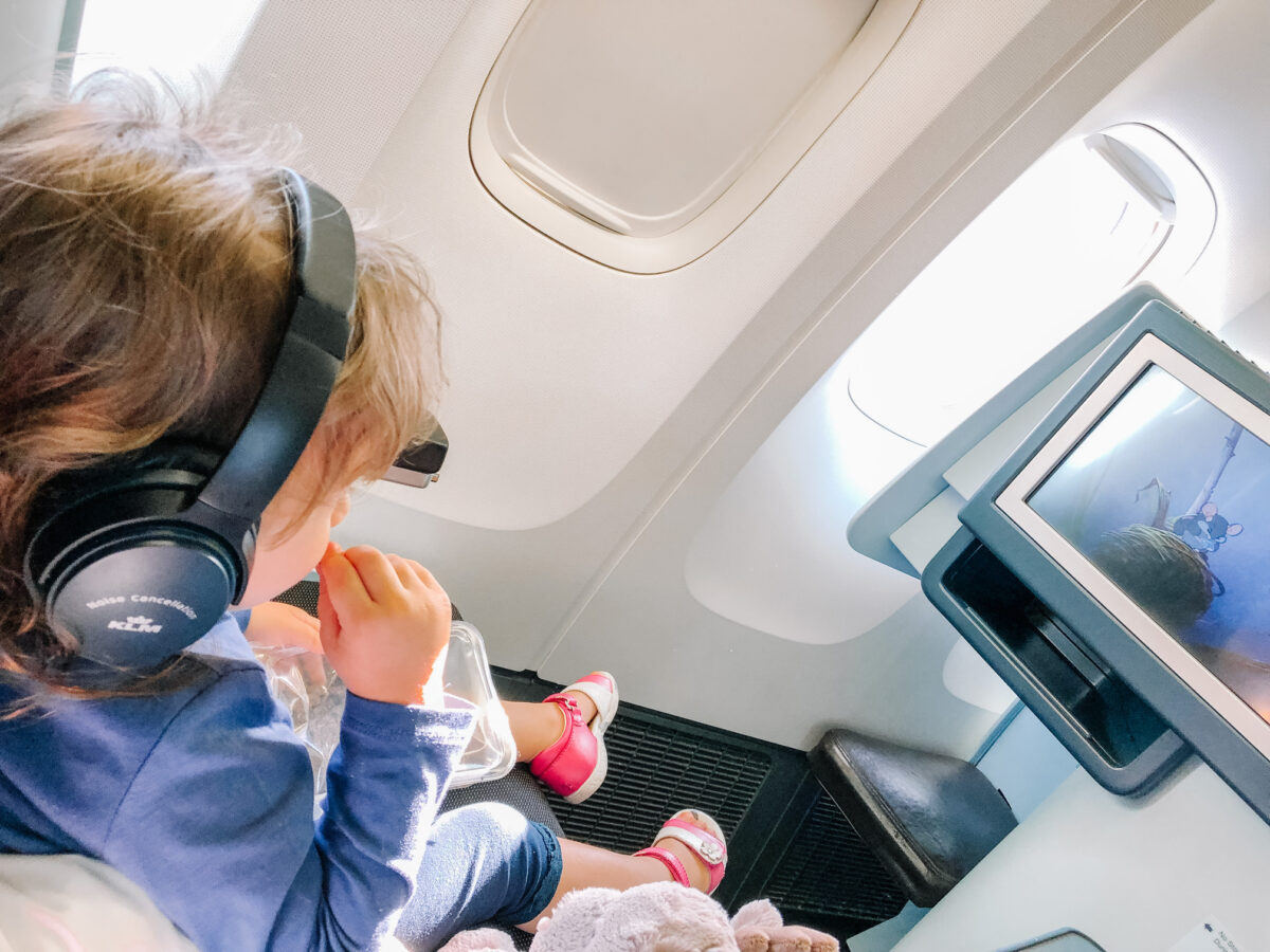 how to keep kids busy on the plane
